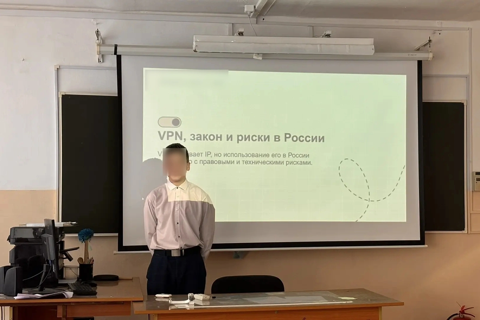Российские школы всё чаще проводят занятия по цифровой безопасности, на которых школьникам рассказывают о рисках использования VPN, утечке персональных данных и возможных правовых последствиях онлайн-активности.