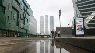 Большинство российских работодателей заморозили набор персонала до конца года из‑за ослабления спроса, переходя от массового найма к точечным кадровым решениям и активно используя частичную занятость вместо прямых сокращений.