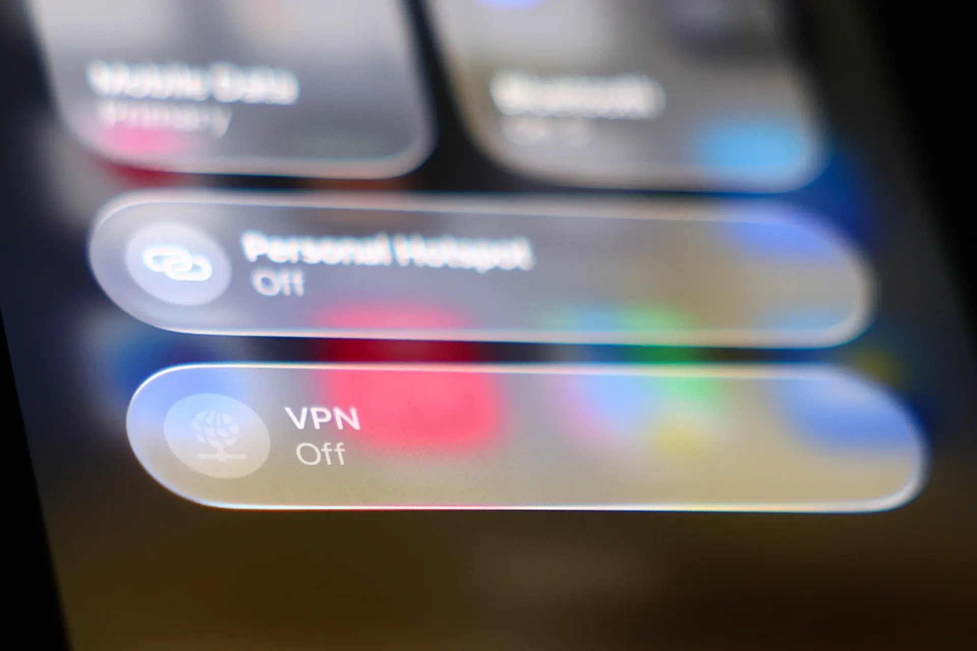 После требований с 15 апреля ограничивать доступ через VPN некоторые площадки снова открываются при включённом VPN у части пользователей, но для других они остаются недоступны.
