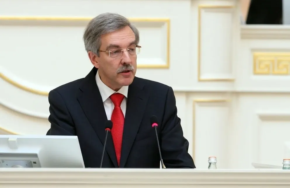 Петроградский суд Петербурга признал депутата Законодательного собрания Александра Шишлова виновным в «демонстрации экстремистской символики» из‑за давнего репоста интервью с упоминанием Алексея Навального и оштрафовал его на 1,5 тысячи рублей, что лишает политика права баллотироваться в течение года.