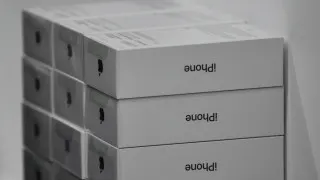 Крупные продавцы электроники в России накопили избыточные запасы дорогих смартфонов Apple и Samsung. На фоне падения спроса ритейлеры вынуждены снижать цены и распродавать технику с заметными скидками, чтобы освободить склады и вернуть вложенные средства.