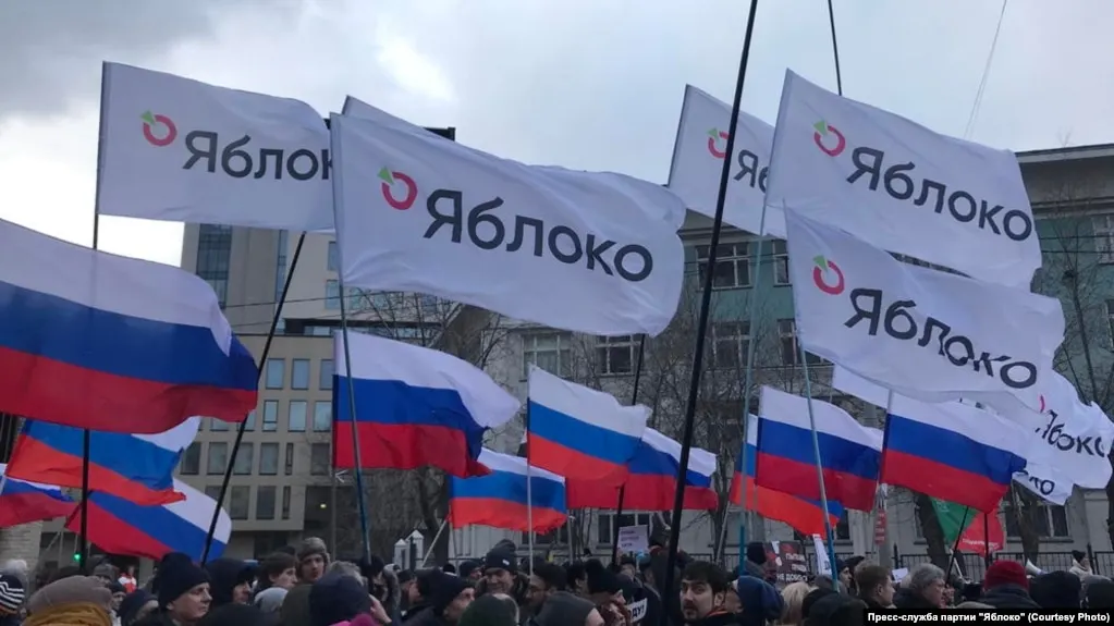 В Иркутске главу местного отделения партии «Яблоко» Григория Грибенко задержали после обыска у него дома и обвинили по административной статье о неповиновении полиции. На фоне его попыток организовать митинг против интернет-блокировок усилилось давление на активистов и сторонников партии в разных регионах России.