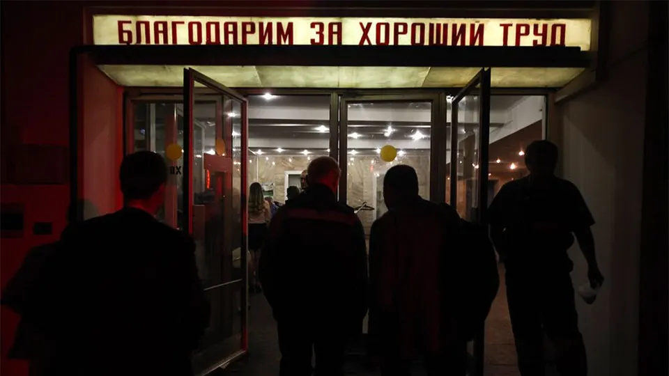 Число работников бюджетной сферы, рекомендованных к увольнению, превысило 105 тысяч человек, больше всего сокращений ожидается в Москве и регионах при дефиците федерального и региональных бюджетов.