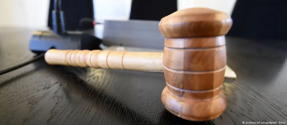 Советский районный суд Воронежа приговорил 24‑летнего Романа Мальцева к году исправительных работ по статье о демонстрации запрещённой символики — поводом стала фотография, на которой следствие усмотрело принадлежность к несуществующему «Международному движению сатанистов».