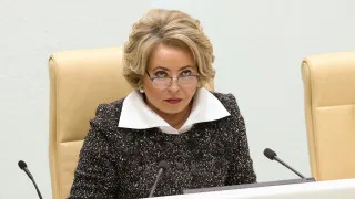 Спикер Совфеда Валентина Матвиенко на муниципальном форуме назвала «обезлюживание территорий» стратегической угрозой и предложила заселять страну просторными домами, создавать большие семьи и высаживать цветы во дворах на фоне рекордно низкой рождаемости и продолжительного естественного сокращения населения.