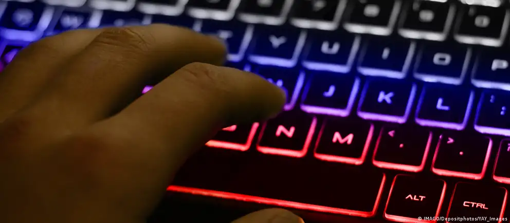 Минцифры рассматривает механизм приравнивания VPN к зарубежному трафику и введения сборов, в первую очередь для мобильных сетей; операторы смогут фильтровать или удорожать доступ к зарубежным каналам.