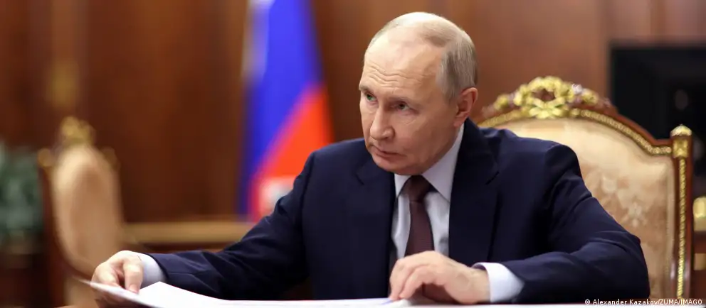 Президент России подписал закон, который ограничивает антикоррупционный контроль: госслужащим больше не нужно раскрывать добрачные доходы супругов, а сделки, совершённые до поступления на государственную должность, выводятся из-под проверки и конфискации.