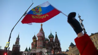 На фоне снижения ВВП, ослабления спроса и роста налогов объем просроченных расчетов между российскими компаниями вырос до 8,2 трлн рублей, что составляет 3,8% ВВП и стало максимумом за все время наблюдений.