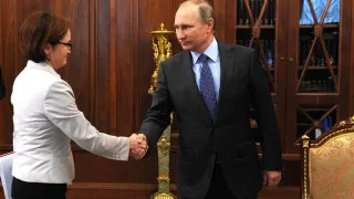 С начала 2026 года Банк России реализовал более 21 тонны золота для финансирования растущего дефицита бюджета на фоне слабых нефтегазовых доходов и дорогого золота на мировом рынке.