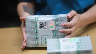 За одну неделю объём наличных в обращении вырос на 240 млрд рублей на фоне отключений мобильного интернета, ужесточения контроля за банковскими переводами и роста интереса бизнеса к расчётам наличными.