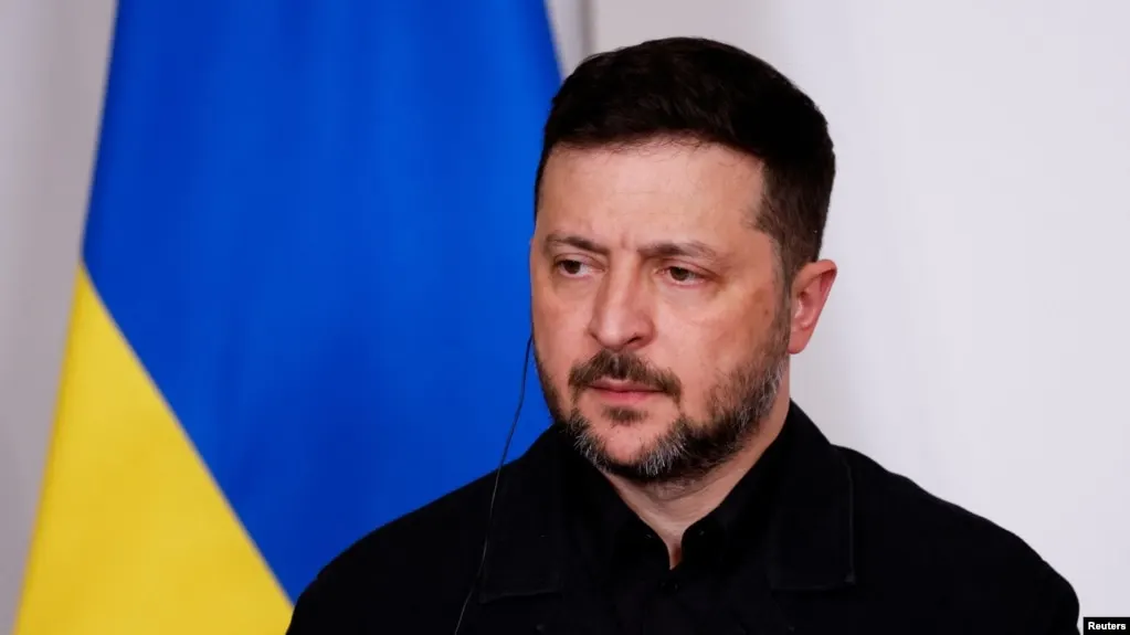 Президент Украины выразил опасение, что кратковременное перемирие может быть тактическим ходом РФ для обеспечения спокойного проведения парада, при этом он поддерживает меры, защищающие мирных и способствующие обменам пленными.