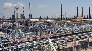 Из-за атак беспилотников приостановлена переработка нефти на Новокуйбышевском и Туапсинском НПЗ, а также сокращена работа ряда других крупных заводов.