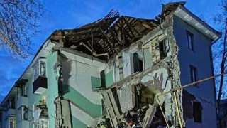 В Сызрани при ночной атаке украинских беспилотников дроны повредили два жилых многоквартирных дома, частично обрушился подъезд, из-под завалов спасены люди. В ряде регионов вводились ограничения на работу аэропортов.