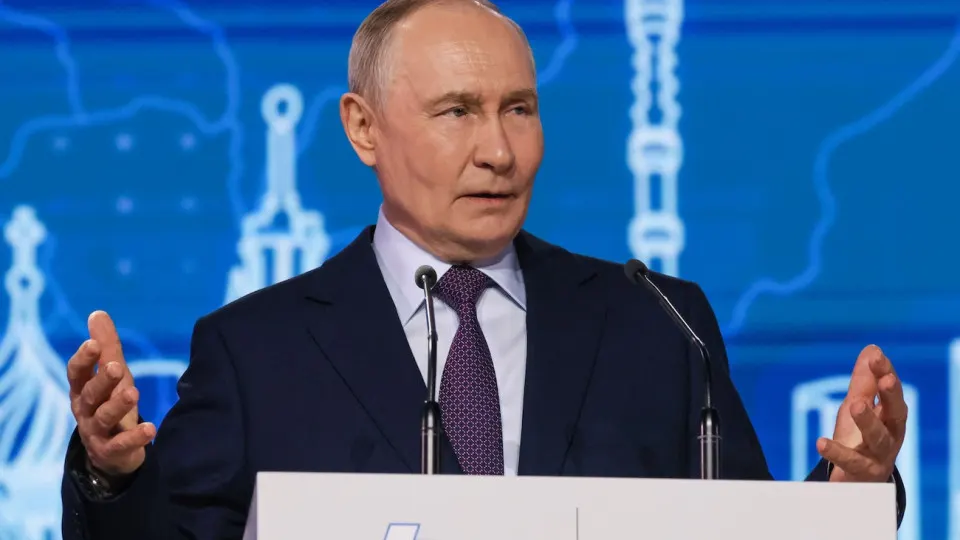 После резкого снижения поддержки, связанного с отключениями связи и блокировкой мессенджера, власти призывают не увлекаться новыми запретами и обещают сохранить доступ к жизненно важным онлайн‑сервисам.