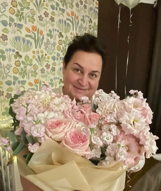 Наталья Вяхирева, мать шестерых детей из Карелии, умерла 24 мая. Ей диагностировали рак сигмовидной кишки IV стадии; на лечение собирали деньги, необходимых препаратов было много и они были дорогими.