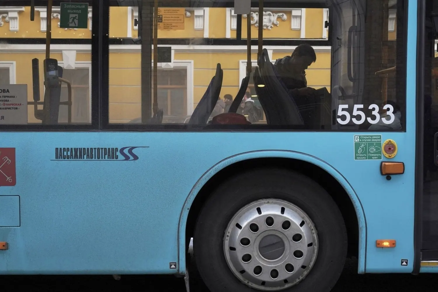 В Петербурге — предупреждения для яхт, пожар с погибшими в Выборге и возобновление рейсов в Дубай; в стране и мире — жёсткая посадка вертолёта, разбирательства с разработчиками игр, обнаружение статуэтки «Оскар» и новая скульптура Бэнкси.