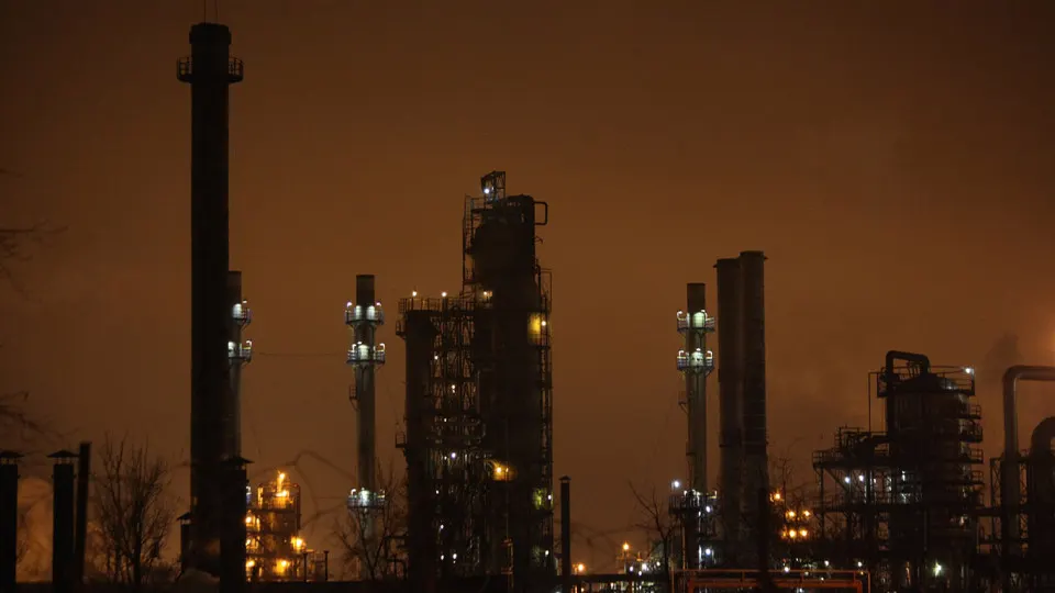 С начала конфликта украинские силы поразили российские нефтеперерабатывающие заводы как минимум 158 раз; многие крупные НПЗ приостановили работу, а переработка нефти в стране заметно сократилась.