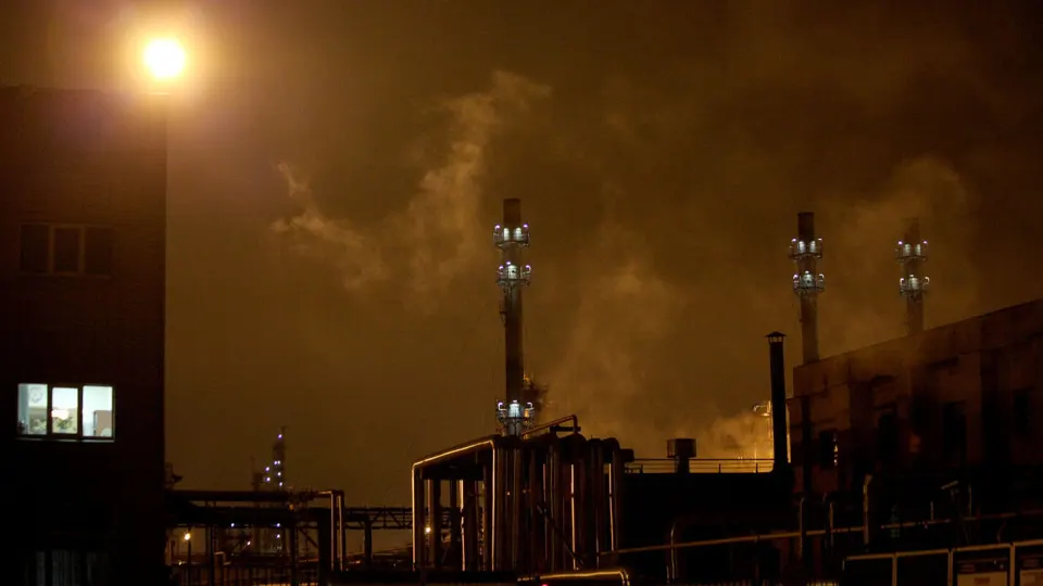 Рязанский и Московский нефтеперерабатывающие заводы приостановили работу в середине мая после серий атак беспилотников. Остановки сократили объёмы переработки и усилили дефицит сырья на региональных базах.