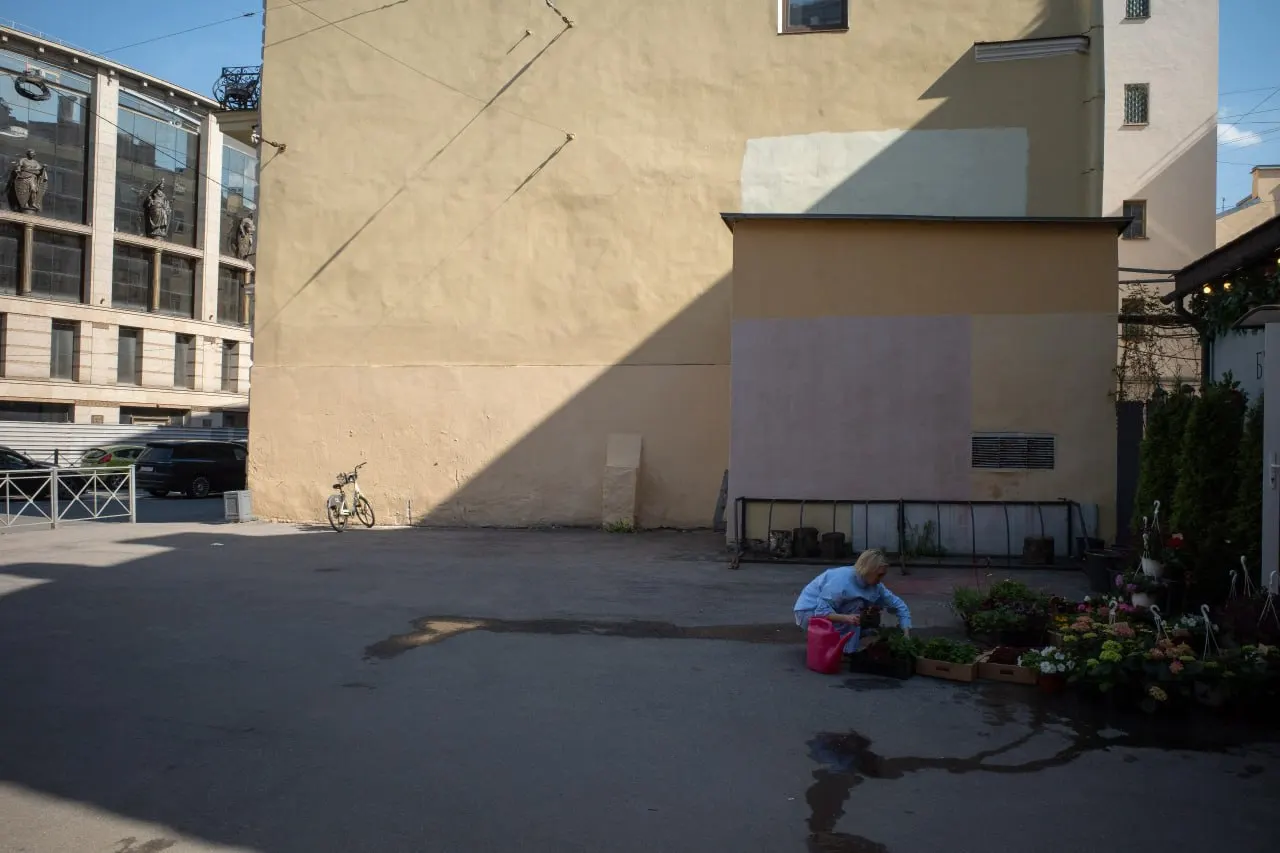 Краткий обзор: в Петербурге отменили фестиваль «Синие ночи», Смольный объявил планы по благоустройству сквера в Репино, суд отправил обвиняемого под стражу, несколько территорий получили официальные названия. В федеральной повестке — законопроект об ответственности эмигрантов, удары в зоне СВО с жертвами, падение дрона в Латвии и внесение книги в перечень экстремистских материалов.