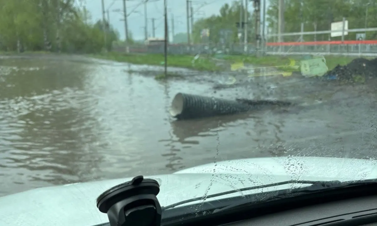 После дождя на улице Новосулажгорской вода затопила проезжую часть, тротуар и автобусную остановку: установленная в середине апреля новая дренажная труба деформировалась и перестала пропускать воду.