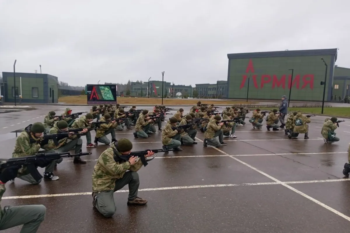 За последние пять лет из федерального бюджета направили как минимум 50 млрд рублей на создание и содержание центров обязательных военных сборов для школьников. Значительная часть средств ушла на проекты «Авангард» и «Воин», планируется строительство новых объектов по стране.