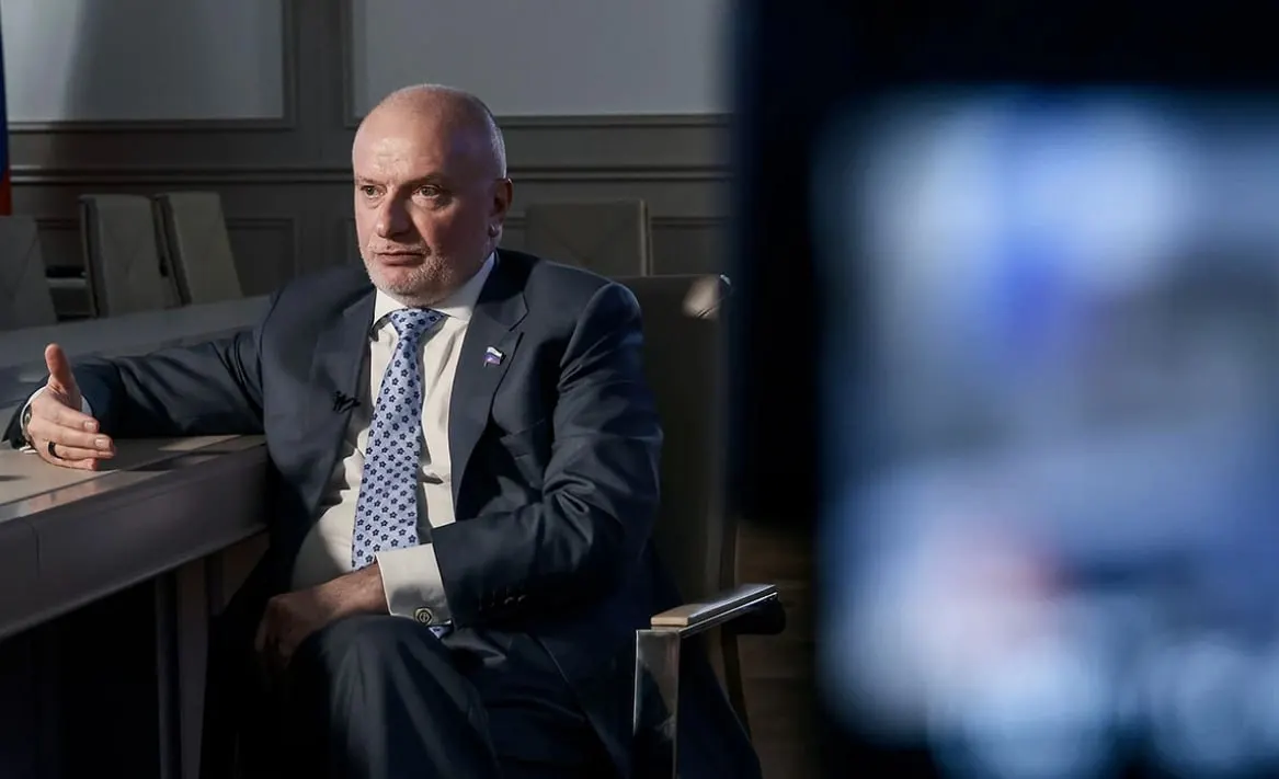 Глава комитета Совфеда Андрей Клишас заявил, что принятый закон позволит привлекать к ответственности покинувших страну за административные правонарушения и гарантирует соблюдение их прав.