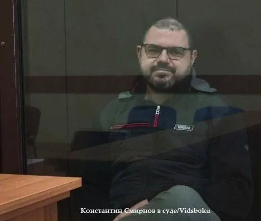 В Рязани начался процесс по делу лидера регионального отделения «Яблока» Константина Смирнова — ему вменяют вымогательство 300 тыс. рублей у директора фонда капремонта. Сам обвиняемый отвергает вину и ссылается на результаты экспертизы.