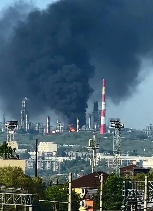 Беспилотники атаковали сразу несколько регионов: в Сызрани подтверждены двое погибших и сообщения о пожаре на нефтеперерабатывающем заводе, в Белгородской области — три пострадавших. Минобороны заявляет о перехвате 121 БПЛА.