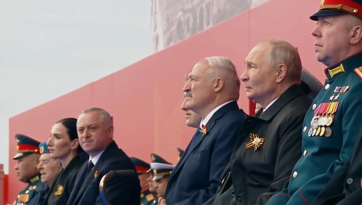 Во время парада Победы президент назвал праздник «священным», связал подвиг предков с сегодняшними бойцами «специальной военной операции» и подчеркнул единство общества; на трибуне рядом с ним впервые сел участник «СВО» рядом с ветераном Великой Отечественной войны.
