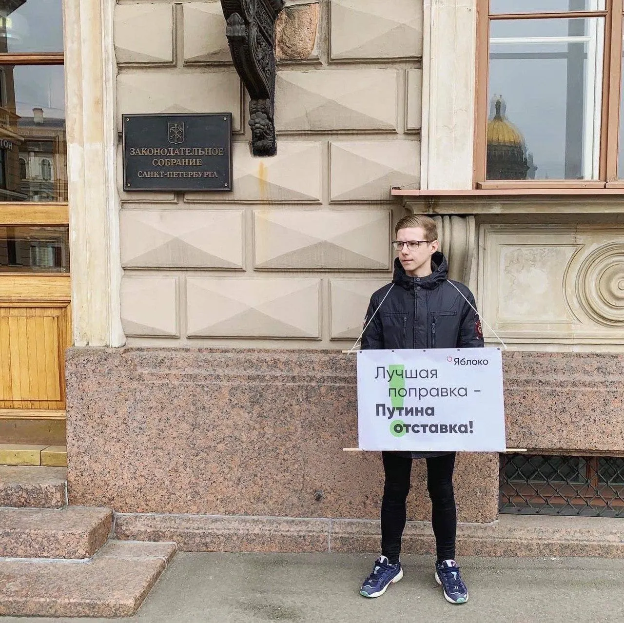 Журналиста объявили в федеральный розыск. Ему также выписали несколько административных штрафов по делам об «иностранных агентах» и «ЛГБТ‑пропаганде». Минюст внёс его в реестр в ноябре 2024 года.