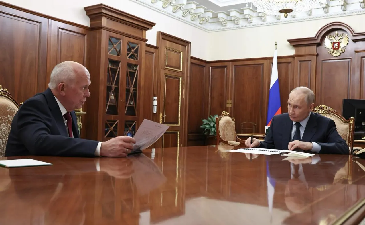 Глава «Ростеха» сообщил президенту о проблемах с производством МС‑21 и «Суперджета‑100»: серийный запуск этих моделей ожидается не раньше следующего года, а планы по объёмам выпуска пересмотрены в сторону смещения сроков.