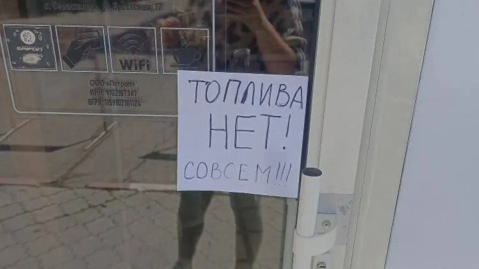 В Крыму с 31 мая вводят талоны на АИ‑95 и ограничения на розничную продажу АИ‑92 (не более 20 л на одно ТС). Ограничения связывают с ударами по НПЗ и нарушениями логистики; по стране часть НПЗ временно остановлена, производство переведено под жёсткий контроль.