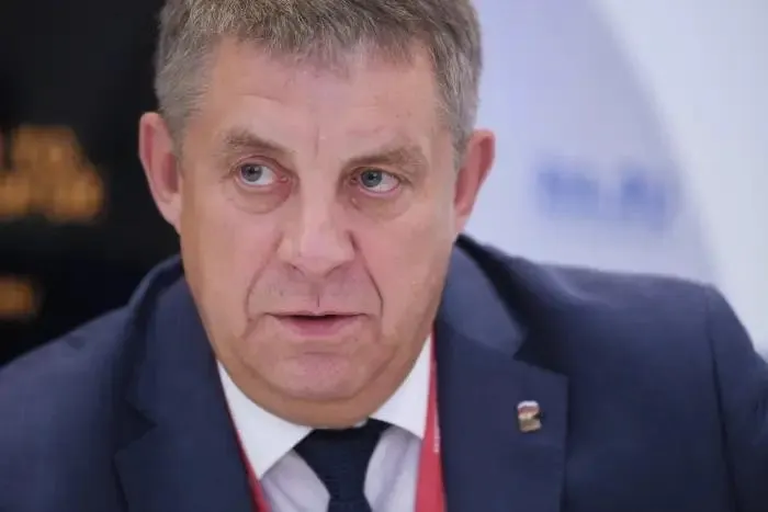 Ушедший в отставку губернатор Брянской области Александр Богомаз рассматривается как претендент на вакантный мандат депутата Госдумы. Одновременно обсуждаются судьбы других отставленных глав регионов на фоне уголовных дел, связанных со строительством оборонительных сооружений.
