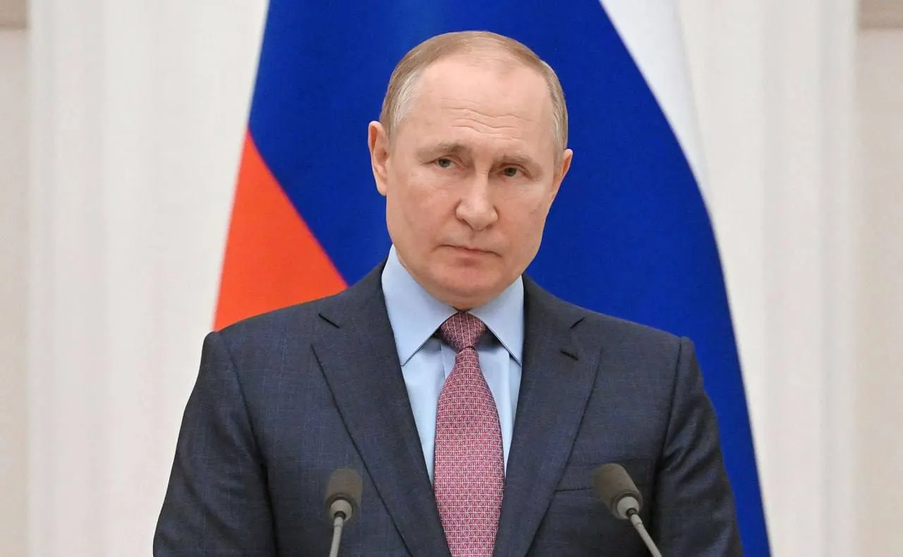 По словам президента, развитие искусственного интеллекта уже начинает заменять сотрудников младшего звена и в перспективе может привести к исчезновению некоторых низкоквалифицированных профессий; этот процесс, по его мнению, необратим.