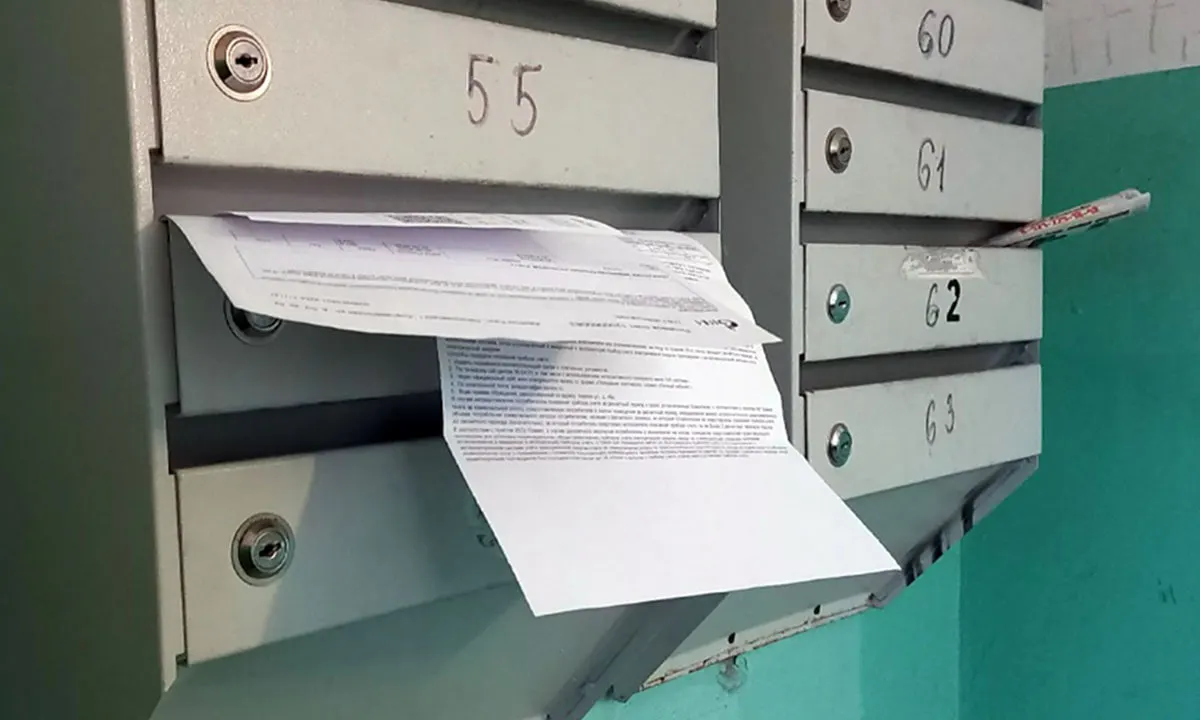 В Сегежском районе управляющая компания рассылает перерасчёты за несколько месяцев подряд — суммы доходят до нескольких тысяч рублей, тогда как уборка и ремонт в домах не выполняются. Против УК ранее возбудили уголовное дело.