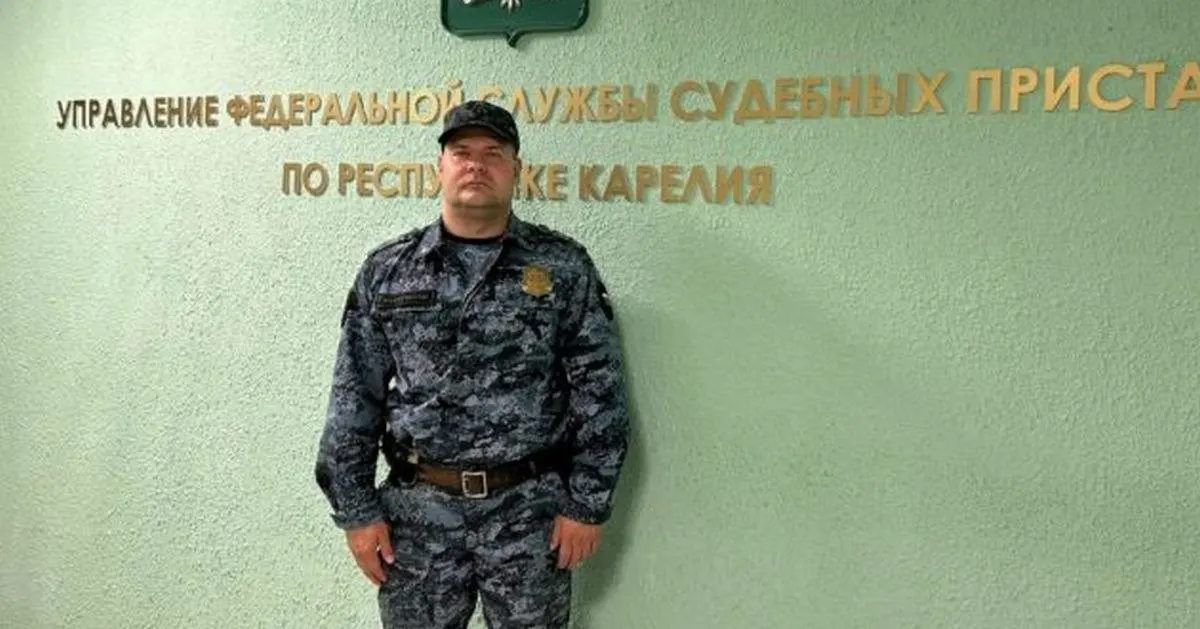 Во время судебного заседания одному из ответчиков внезапно стало плохо. Судебный пристав Андрей Якушев оперативно оказал первую помощь и стабилизировал состояние до приезда скорой.