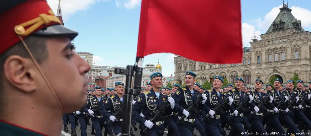 Военная техника и массовые шествия исключены из программы Дня Победы в ряде городов России. Власти объясняют это соображениями безопасности и логистикой, эксперты называют и политические мотивы. Как отреагируют жители и чего ожидать перед выборами?