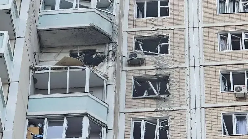 Ночные и утренние удары беспилотников по Москве, Московской области и ряду других регионов привели к жертвам, пострадавшим и повреждениям инфраструктуры; Минобороны сообщает о сотнях сбитых аппаратов.
