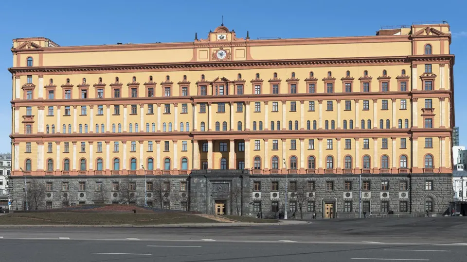 Глава Погранслужбы ФСБ заявил, что Финляндия и Эстония вводят инженерные заграждения и меняют правила пересечения границы, что создаёт риски для безопасности и приводит к обострению обстановки на западных рубежах России.