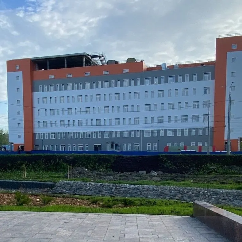Рабочие нового корпуса БСМП в центре Петрозаводска не получают оплату труда уже три месяца: подрядчик ООО «Аврора СК» находится в процедуре банкротства, по компании приостановлены операции по счетам.