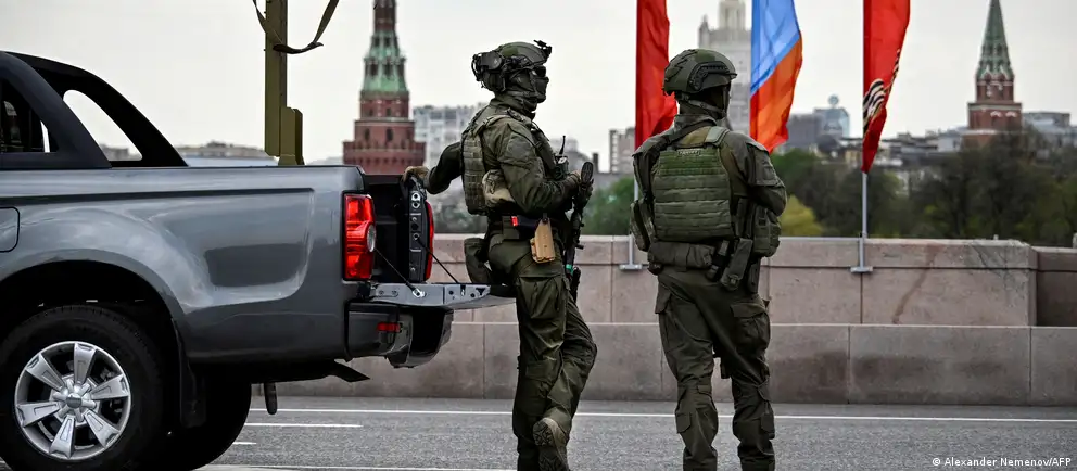 Российские власти отменили приглашения иностранным журналистам на парад Победы в Москве; мероприятие пройдёт в усечённом формате — без военной техники и с ограниченным числом гостей.