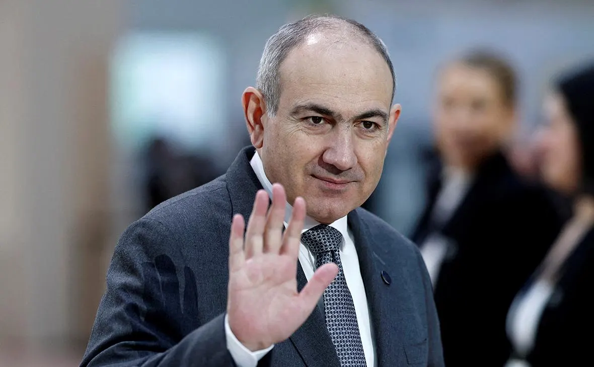 Премьер-министр заявил, что Армения не собирается внезапно покидать Евразийский экономический союз и останется в составе ЕАЭС столько, сколько это будет возможно; ранее российский лидер призвал Ереван как можно скорее определиться между ЕС и ЕАЭС.
