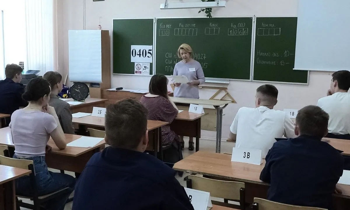 Рособрнадзор в новых методических рекомендациях запрещает организаторам и охране прикасаться к участникам ЕГЭ и их вещам — при срабатывании металлоискателя можно лишь вежливо попросить добровольно предъявить или поместить предмет в хранилище.