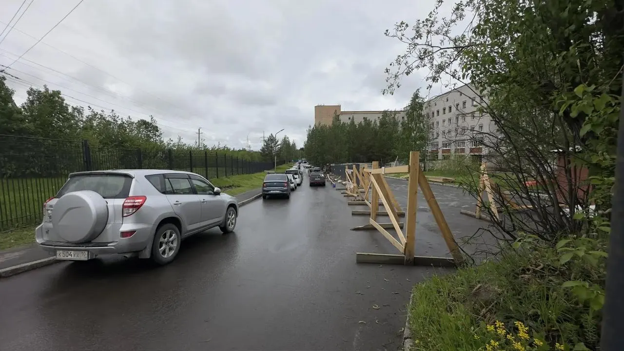 Из‑за капитального ремонта блоков у поликлиники №1 на Древлянке закрыли парковку и часть проходов. Людям, в том числе пожилым и маломобильным, приходится оставлять машины вдоль соседней улицы и длительно идти до входа через пандус.