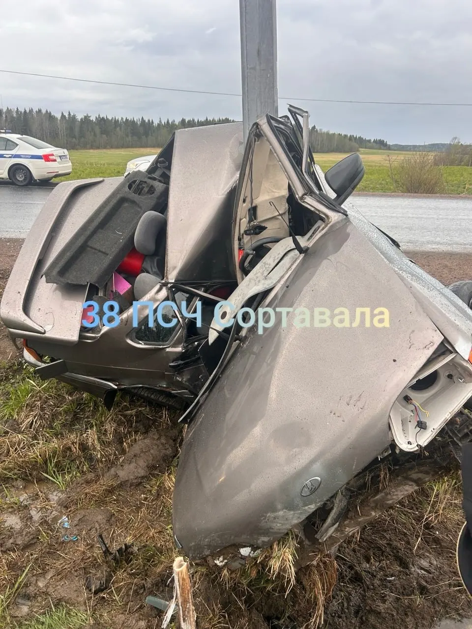 15 мая на автодороге А121 в районе п. Хаапалампи автомобиль врезался в столб и сильно деформировался; водитель жив, его доставили в Сортавальскую ЦРБ, причины ДТП выясняют правоохранители.