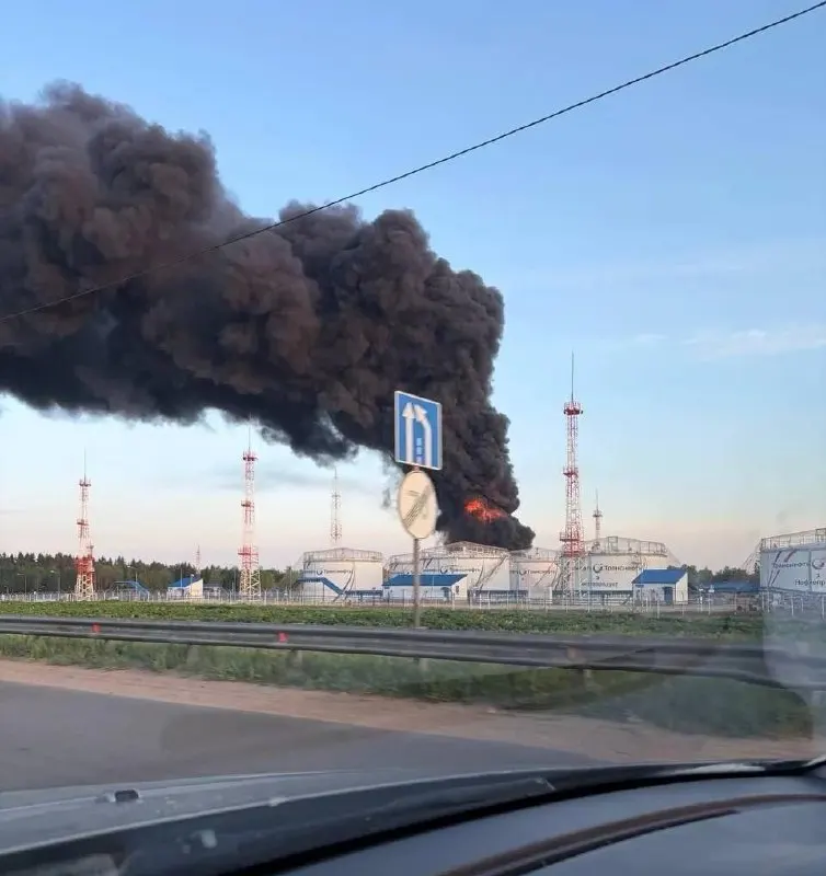 Ночью и утром несколько БПЛА поразили московский НПЗ в Капотне, нефтеналивную станцию и технопарк в Зеленограде. По данным — не менее 3 погибших и 12 раненых, повреждены жилые дома, в Шереметьево возник пожар, рейсы задерживаются.