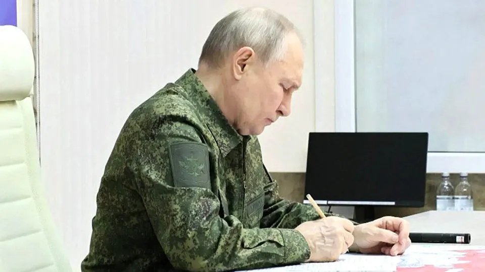 Европейские разведки и политики отмечают, что Москва может попытаться расширить конфликт за пределы Украины — в первую очередь на страны Балтии — опираясь на новые финансовые потоки, закон о «защите граждан» за рубежом и рост внутреннего давления.