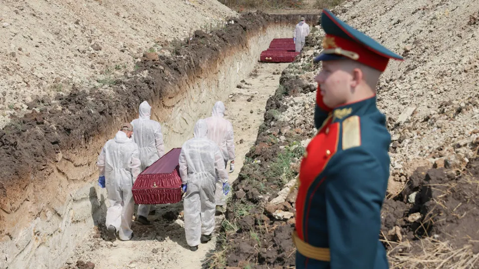 Анализ поимённых списков, реестра наследственных дел и судебной статистики даёт минимальную документально обоснованную оценку — около 352 тысяч погибших к концу 2025 года. Пик потерь пришёлся на 2024–2025 годы; эти данные имеют ограничения и не учитывают ряд категорий погибших.