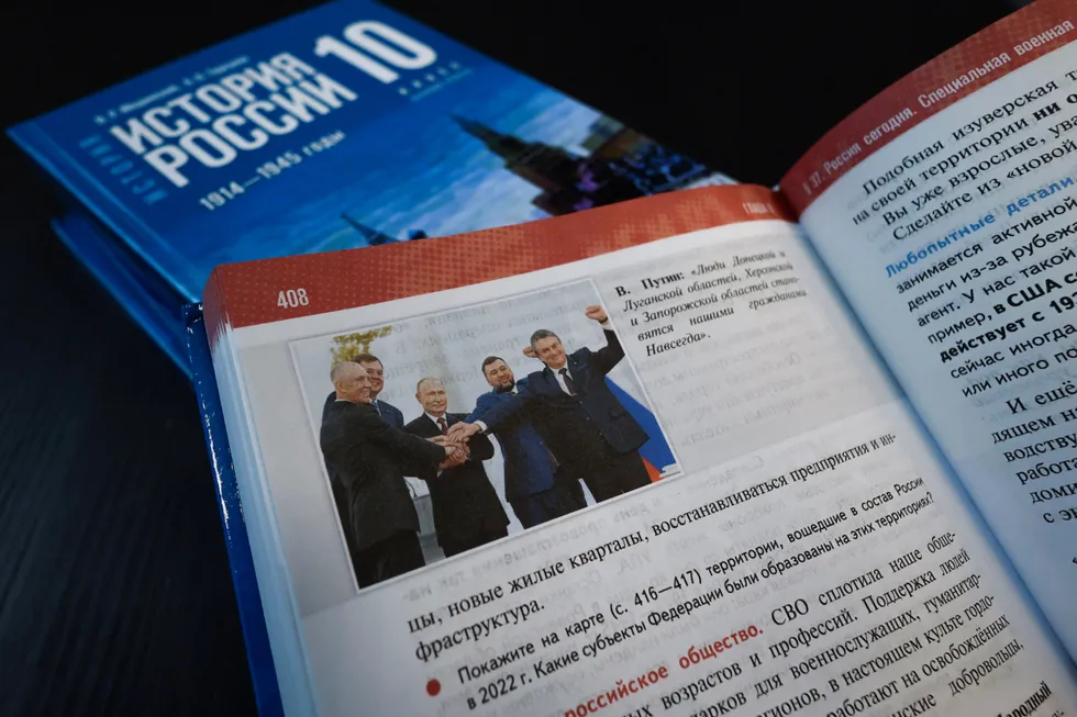 Новые школьные пособия по истории для 6–9 классов 2025 года систематически подстраивают прошлое под современную государственную повестку: современные политические проекты вплетаются в древность, неудобные факты скрываются, а сложные события упрощаются до патриотической схемы «мы — правы, они — виноваты». Это превращает историю в инструмент воспитания, а не в предмет для критического мышления.