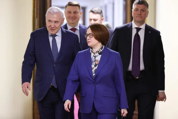 В российской элите обсуждают три кандидатуры на замену Эльвиры Набиуллиной, чей срок истекает 24 июня 2027 года. Окончательное решение остаётся за президентом.